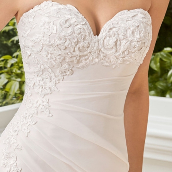 Wedding gown by - Picture 2 of 3